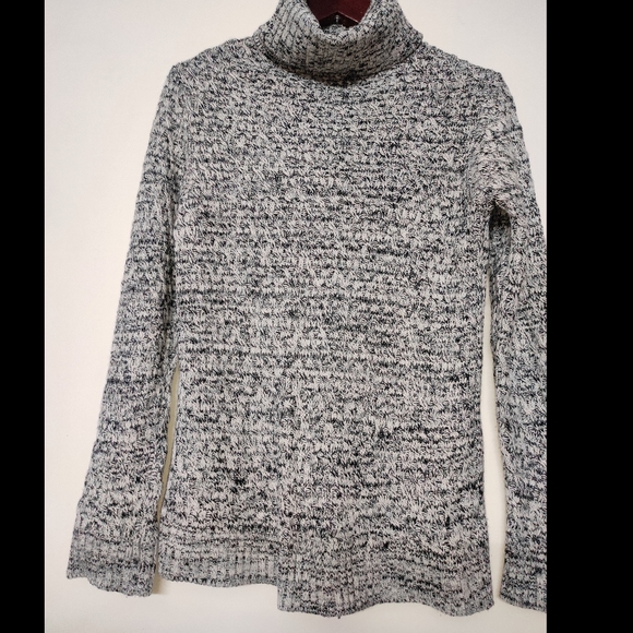 Black & white knit Turtleneck sweater - Picture 9 of 10